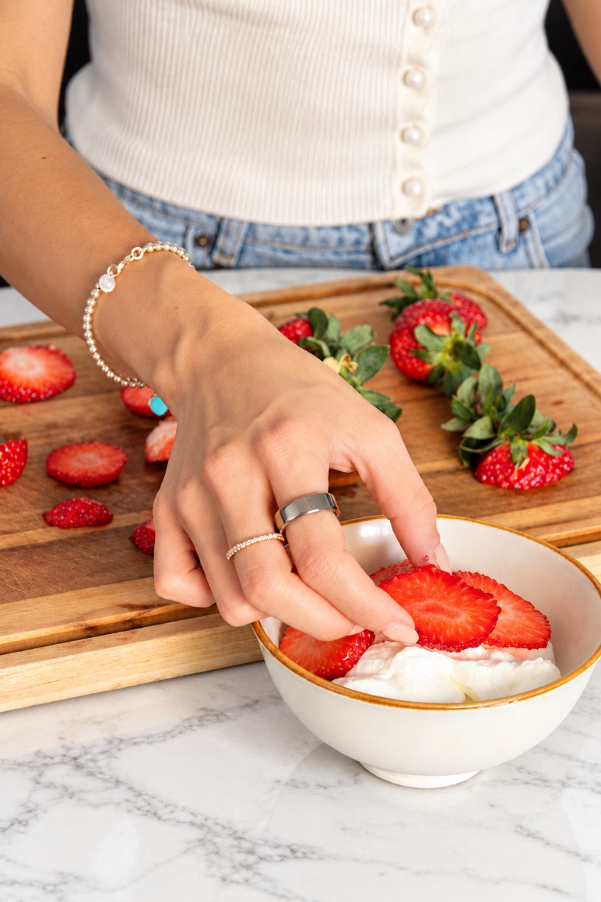 Fresas sobre yogur en mármol blanco