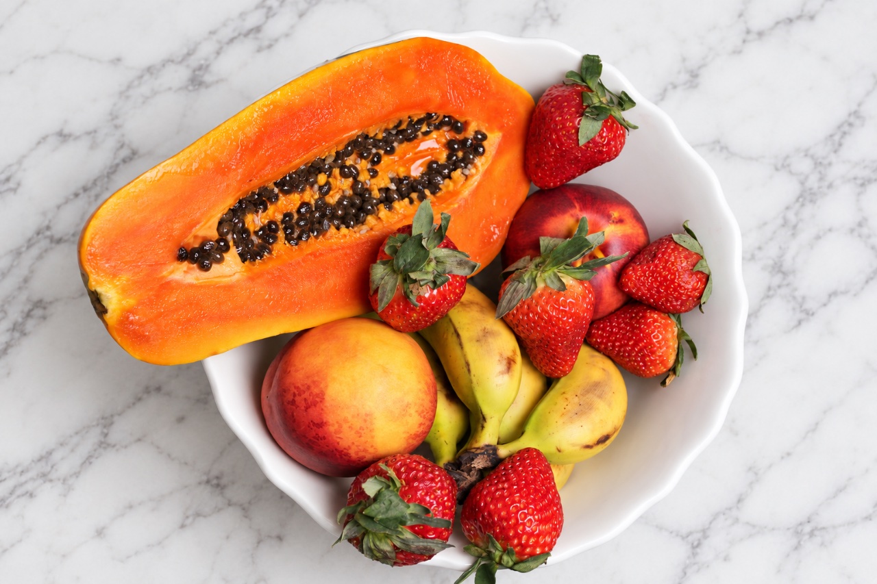 Cuenco de frutas sobre mármol blanco
